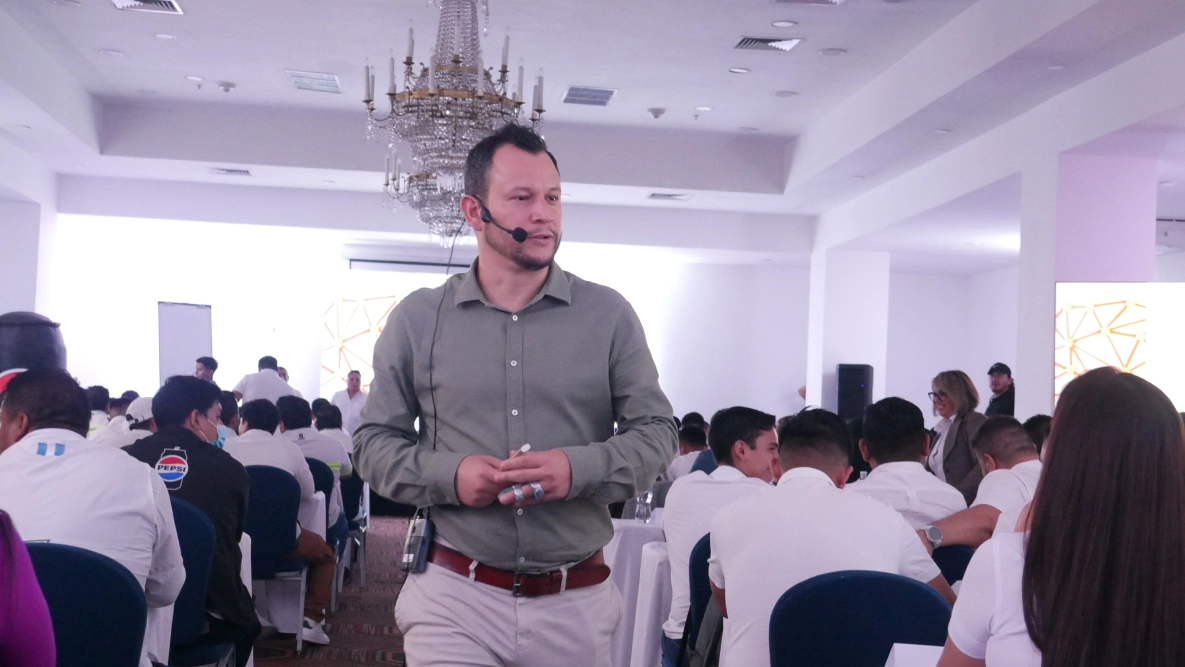 Máx Araya Villa en conferencia